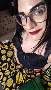 Trans s pěkným zadkem a penisem s mlékem