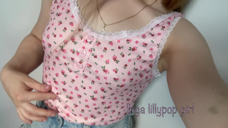 Inga lillypop girl: Linda garota mostra seus peitos pequenos