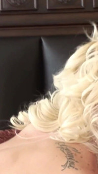 Blonde loszka zostaje wbita przez twardego kutasa