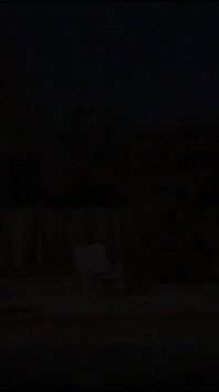 Tia Tanaka desnuda en la piscina y la sala de estar meando