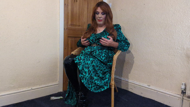 Sarahsatinslut: Schlampe in einem grünen satinkleid kommt alles zum schnell