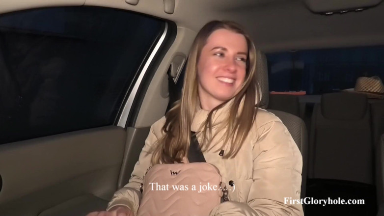 First Gloryhole: Jovem tímida funcionária de banco sorridente Zuzana - 10 gozadas reais