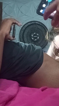 Evli beyaz çekici bir kadın BBC'de cuckold çekimleri sırasında büyük penis yapıyor