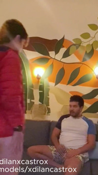 Rakan sebilik saya menjatuhkan telefon bimbitnya untuk mengongkek saya tanpa kondom dan mengisi pantat saya dengan air mani panas