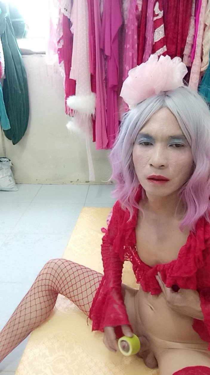 nguyen dang thien tri: Transgender Oanh Le Wears Sexy Clothes Porn Selfie with a...