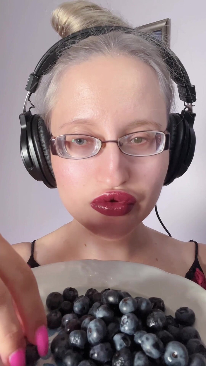 FinDom Goaldigger: Ich esse köstliche große heidelbeeren