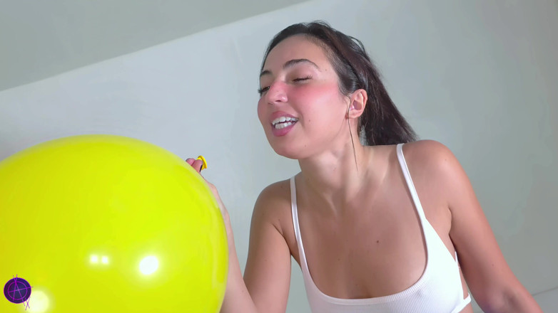Nicky Rebel: Siediti per allenamento con il palloncino pop con mira luv 4k