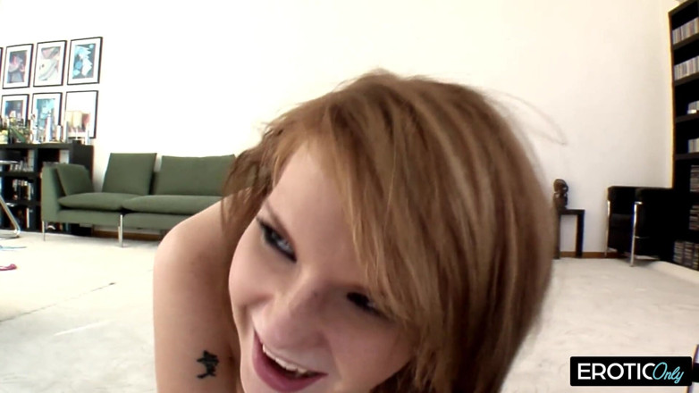 EroticOnlyBisexual: Bystiga MILFs knytnäv droppar fittor i vild lesbisk sex