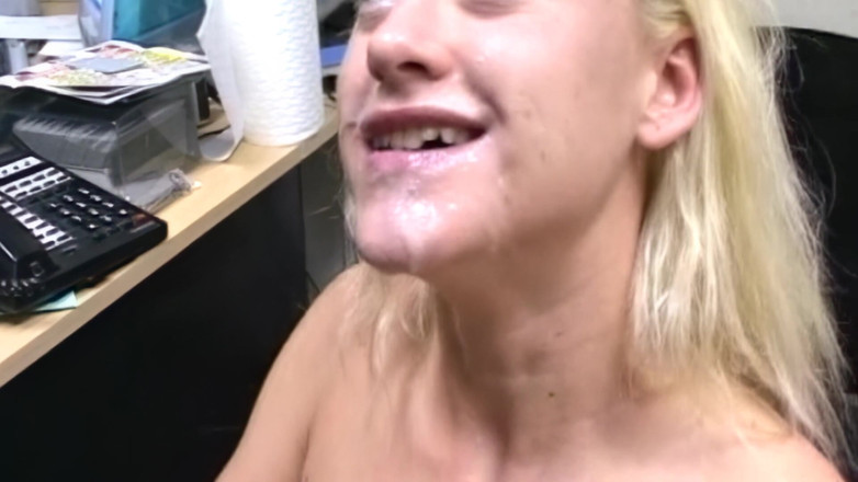 Dirty old moviez: Deepthroat blond slampa Munkavle med utbuktande hals överflöd