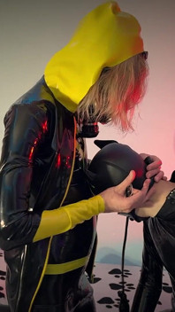 Doi cățeluși din latex: costume strălucitoare, atingere intimă și joacă pasională cu switch-uri