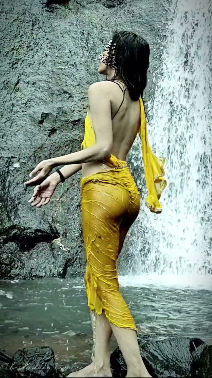 Eshal_Indianbaddie: The Desi Girl From the Street Took off Her Saree...