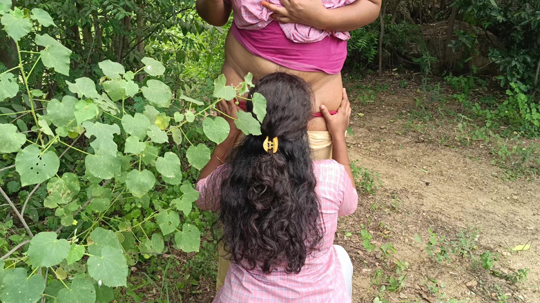 Magilmathi: Studente in uniforme di college all'aperto