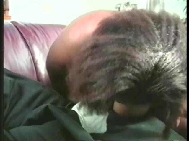 Old Good Porn: Randy curvă neagră care suge pula ia pula în pizdă și în gură,...