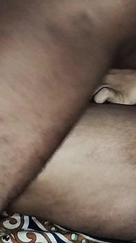 Çok sevimli Hintli seksi ev hanımı koca ve seks çok sevimli seksi bayanın tadını çıkarıyor