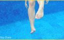 Wifey Does: Wifey zwemt zonder bh in het zwembad van het hotel