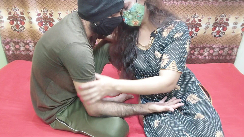Pakistani CoupleX: ठेठ भारतीय देसी पति ने अपनी पत्नी को अपने दोस्त के घर जाने से रोक दिया और उसे चोदा।