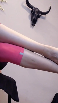 Venerare a zeiței într-o ținută completă de fitness și pantofi cu toc platforma Ita