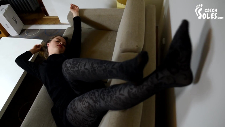 Czech Soles - foot fetish content: Anna in haar favoriete versleten panty plaagt je