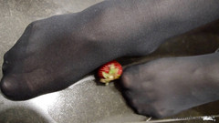 Mistress Legs: Schiacciare le fragole con i tacchi alti