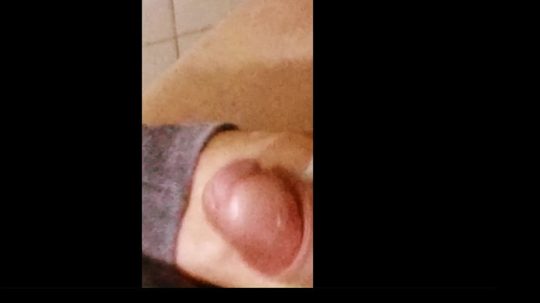 PablitaGatita: बड़े वाला जवान आदमी बाथरूम में हस्तमैथुन करता है!