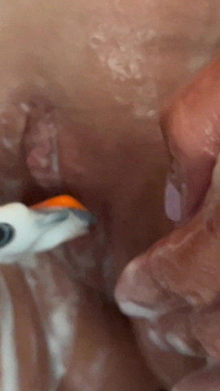 Puck and pussy: Holení pod sprchou