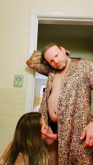 Satin Fetish King: Une MILF en blouse en satin doré suce et baise