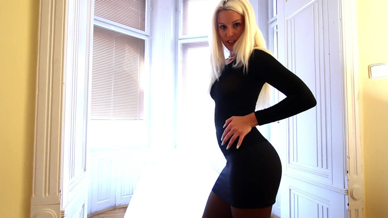 Leon Lambert Girls Twerk Parties CFNM: Blondynka z dużym tyłkiem pokazuje swój duży tyłek