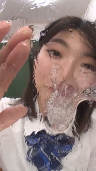 ウルトラスティッキー - 春野の鼻水が顔を覆う - 日本の鼻水