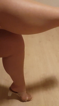 素足とセクシーな靴でアーチ。