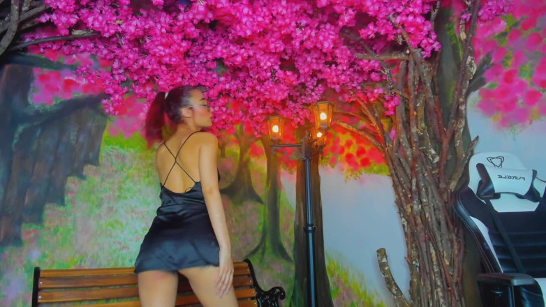 Lia Wood: Latina con capelli rossi e occhiali vuole che te la...