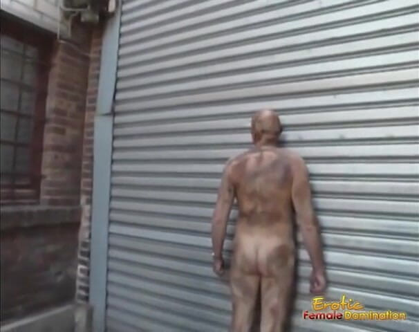 Erotic Female Domination: Gimp dostane jeho velkého ptáka tře venku paní