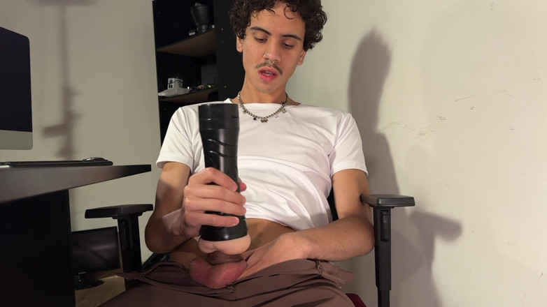 Dirty tricks gays: El Jefe Se Indigna Cuando Pilla Al Clt Masturbándose Durante...