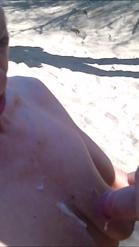 Corabitch s’amuse dans des dunes