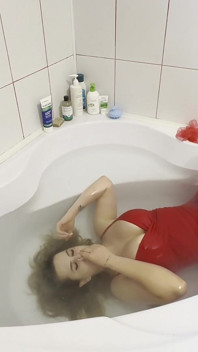 Bôi dầu tóc của tôi sau đó rửa nó trong bồn tắm