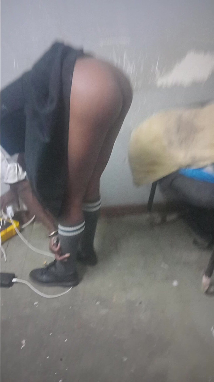 hothouse18xxx: 継娘が義父にお尻をからかい、彼のチンコにお尻を擦りつける