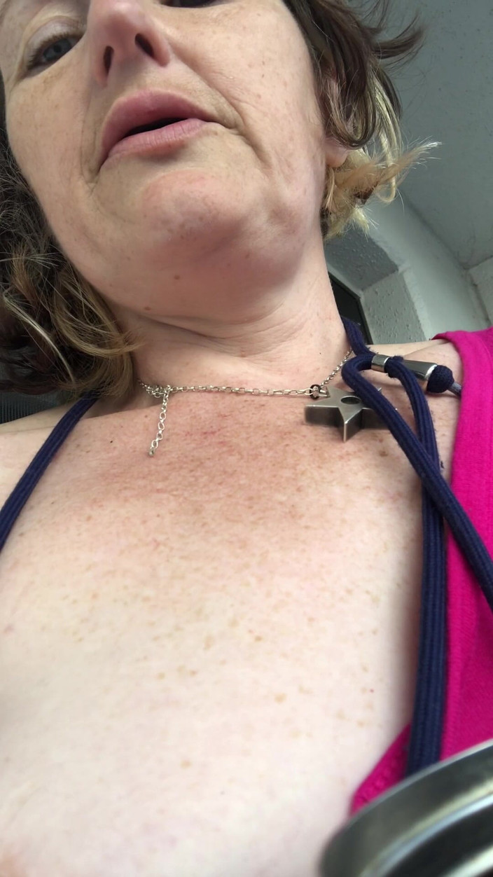 MistressWriggler: डलास, टेक्सास में मेरे बड़े काले का कौमार्य खोने पर चाय गिराना