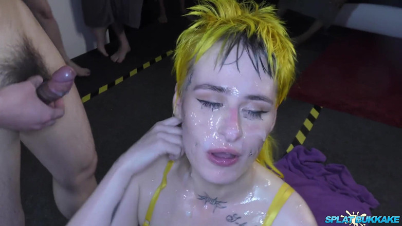 100% Amateur Gangbang and Bukkake from the UK!: Lusty punk dziwka Lana Banana bierze kilka doskonałych maseczek