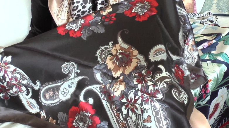 Lady Victoria Valente: Hari scarf satin! Muncrat di seluruh syal satinku, lady victoria...