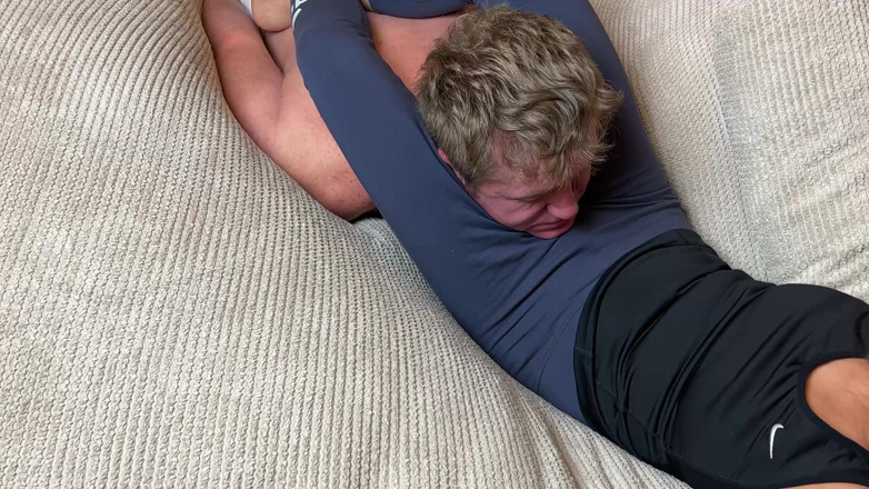 Mean Asian Wife: Cruel Headscissors v modrých legínách na gauči