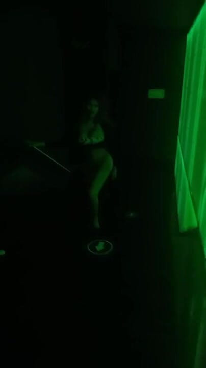 Barbietransxxxx: 变性人在酒吧里展示屁股