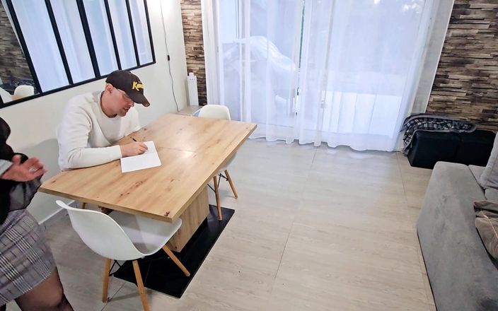 Sofy13: Engelsklärare retar sin student för att knulla hennes slampiga fitta