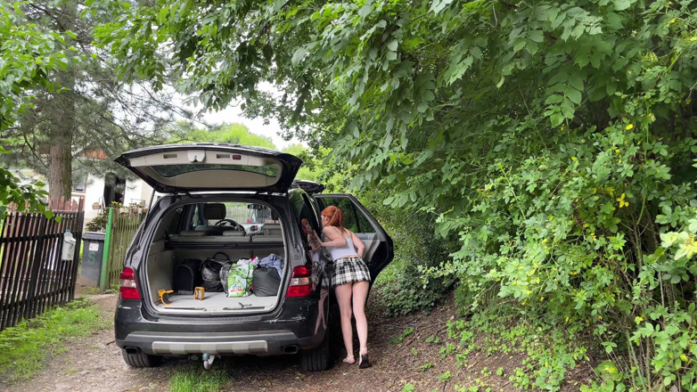 No panties TV: Hete roodharige in korte rok laadt een auto