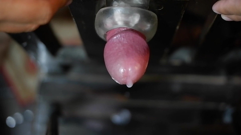 Milky Tata: Jouet sexuel non circoncise et éjaculation sur la chaise.