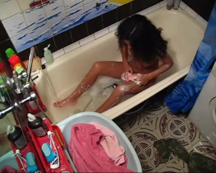 Horny Fuck Bitches: Diperhatikan di bilik mandi