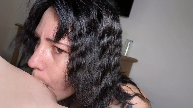 Damagedcosplays: Menina gótica ordenada faz boquete na garganta profunda no quarto...