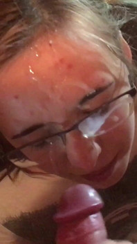 Compilatie twee pijpbeurten nerdy meisje