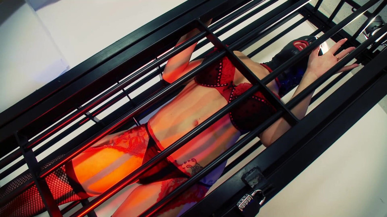 Radical Lesbian: Dominatoare feminină excitată cu gagici lesbiene brunete în stil BDSM