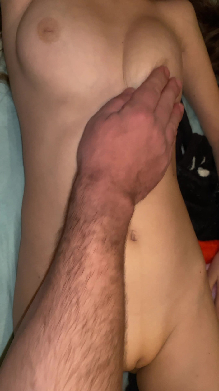 Blondasexy00: Зведений брат мастурбує мою незайману пизду до оргазму