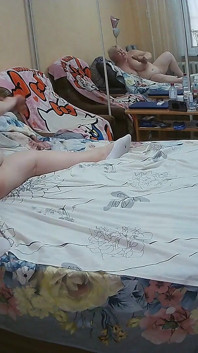 큰 젖탱이의 새엄마가 구멍에 불을 붙이고 장난감으로 자위해