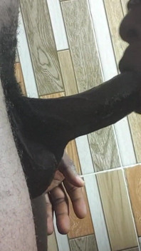 Le enseño a mi hermanastra cómo se ve una garganta profunda, pero después de un corto tiempo no pudo soportarlo más